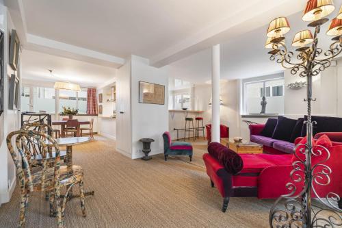 un salon avec un canapé rouge et une table dans l'établissement Ballerine, à Paris