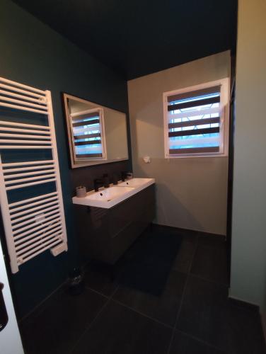 Ένα μπάνιο στο chambre rouge privée avec piscine