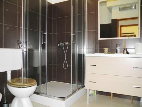 łazienka z prysznicem, toaletą i umywalką w obiekcie Apartment Starcevic Filipovic w Bašce