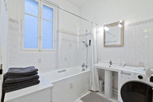 La salle de bains blanche est pourvue d'un lavabo et d'un lave-linge. dans l'établissement Superb Apartment Quartier Panthéon 4 Free Netflix, à Paris