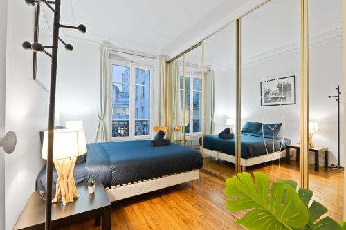 une chambre avec deux lits et un grand miroir dans l'établissement Superb Apartment Quartier Panthéon 4 Free Netflix, à Paris