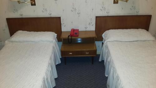 Een bed of bedden in een kamer bij Diplomat Hotel