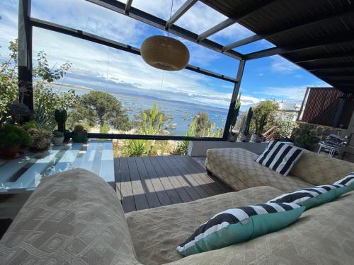 a living room with a view of the ocean at Preciosa casa frente al mar in Tongoy