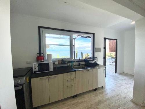 a kitchen with a sink and a window at Preciosa casa frente al mar in Tongoy