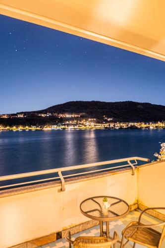 a balcony with a table and a view of the water at Hotel Chalet del Lago in Avigliana