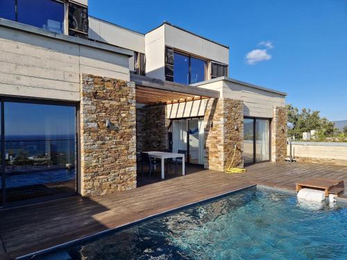 une maison avec une piscine devant dans l'établissement Gaou - Villa ONEIROS, paisible avec piscine & vue mer, à Bormes-les-Mimosas