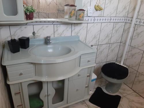un baño con lavabo e inodoro en Refúgio de Paz, en Capão da Canoa