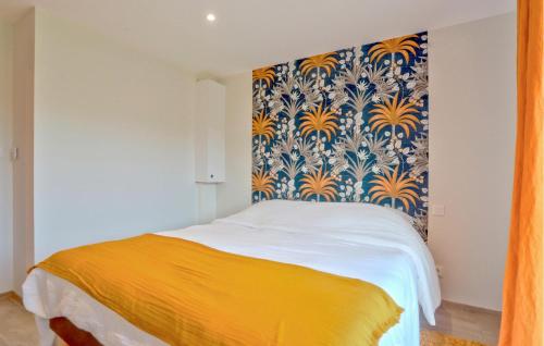 - une chambre dotée d'un lit avec un mur bleu et jaune dans l'établissement Stunning Home In Flottemanville-Hague, à Flottemanville-Hague