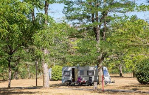 Κήπος έξω από το Camping 3 étoiles - ef00gh