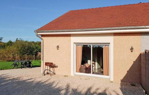 una casa con finestra, sedia e tavolo di Lovely Home In La Chapelle-Saint-Sauv a La Chapelle-Saint-Sauveur