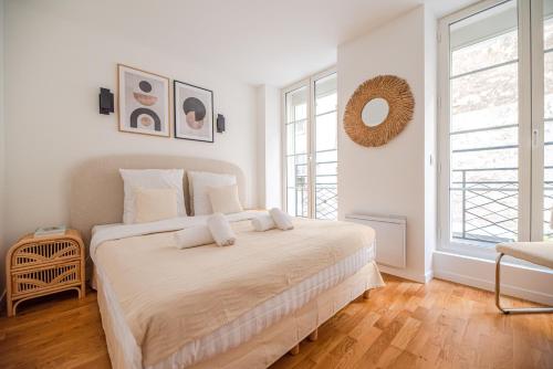 - une chambre blanche avec un grand lit et 2 oreillers dans l'établissement CIA - Temple Charming & Comfy Flat in Marias Paris, à Paris