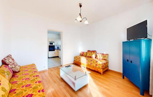 - un salon avec un canapé et une armoire bleue dans l'établissement Beautiful Apartment In Schiltigheim, à Schiltigheim