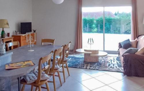un soggiorno con tavolo e sedie di Lovely Home In La Chapelle-Saint-Sauv a La Chapelle-Saint-Sauveur