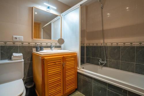 a bathroom with a sink and a toilet and a tub at Espacioso apartamento en Mijas con parking privado in Sitio de Calahonda