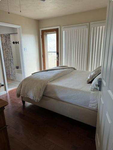 a bedroom with a large bed with a window at KOKOPELLI Hideout in Loma