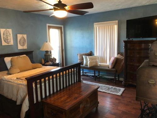 a bedroom with a bed and a ceiling fan at KOKOPELLI Hideout in Loma