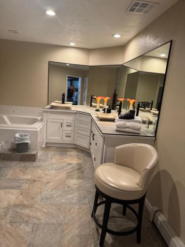 a bathroom with a sink and a chair and a mirror at KOKOPELLI Hideout in Loma