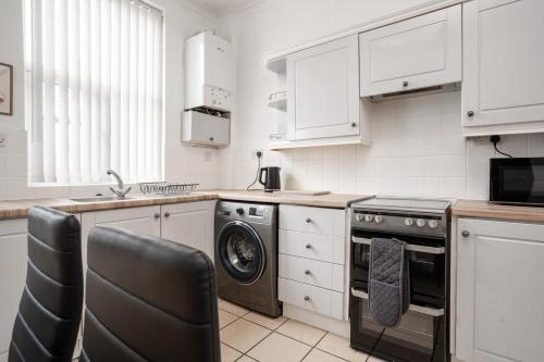 Η κουζίνα ή μικρή κουζίνα στο Three Bedroom House by Brookland Stays Serviced Accommodation Short Lets Manchester with Free WiFi