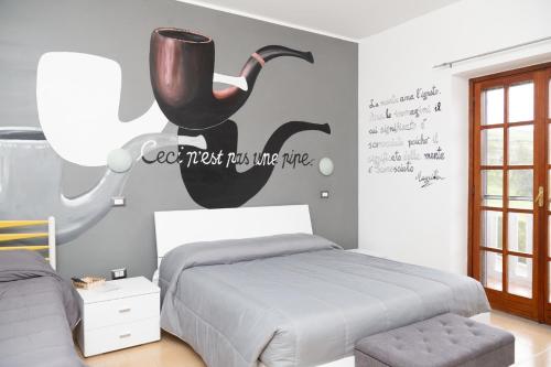 a bedroom with a bed and a sign that says coffee tests not true true at La Dimora Degli Artisti in Catanzaro
