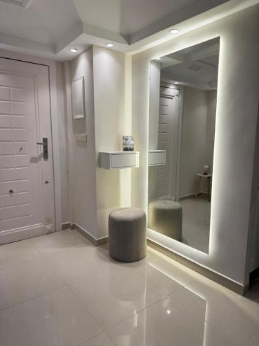 Zimmer mit einem Spiegel, einem Stuhl und einer Tür in der Unterkunft Luxury 2 bedroom Appartment City Center in Tangier
