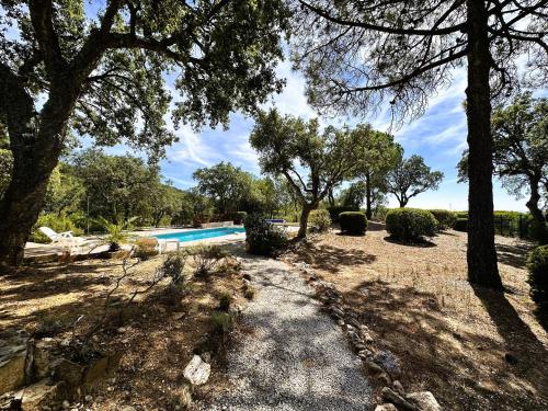 - une piscine dans une cour arborée dans l'établissement Le Plantier, maison pour 6 personnes avec piscine et jardin vue mer à La Londe-Les-Maures, à La Londe-les-Maures
