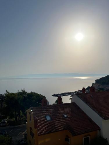 - une vue sur l'océan depuis les toits des maisons dans l'établissement Casa Del Mar, à Mali Lošinj