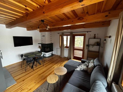 TV a/nebo společenská místnost v ubytování Apartmán s krbom vedľa Zubačky