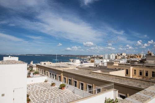 vistas a la ciudad desde el techo de un edificio en Palazzo Angelelli, en Gallipoli