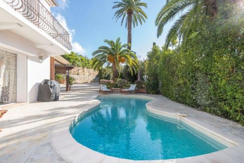 une piscine dans l'arrière-cour d'une maison dans l'établissement B024 - Magnifique Villa - Piscine - Cannes centre, à Cannes
