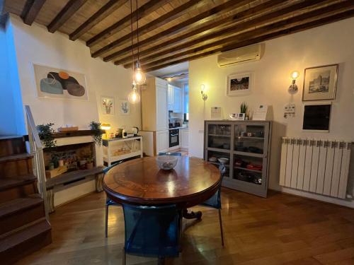 una cucina con un tavolo di legno in una stanza di A Terrace With a View a Roma
