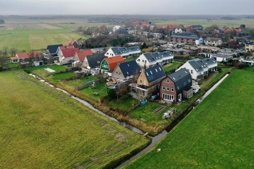 een luchtfoto van een stad met huizen bij Oomes Huus - Sleep by Hästens, Wake with Coffee in Den Hoorn