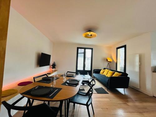 un salon avec une table et un canapé dans l'établissement Casa Amarelo, à Angers