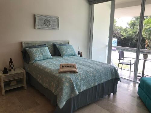 ein Schlafzimmer mit einem Bett und einem Handtuch darauf in der Unterkunft Stunning 2Bd 2Ba 5 Star Golf Resort in Chacalal