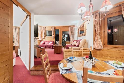 une salle à manger et un salon avec une table et des chaises dans l'établissement Chalet Choucas by Avoriaz Chalets, à Avoriaz