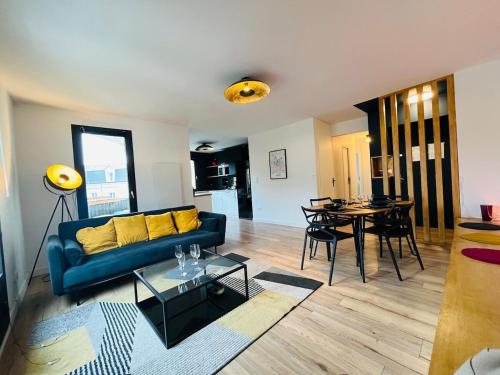 un salon avec un canapé et une table dans l'établissement Casa Amarelo, à Angers