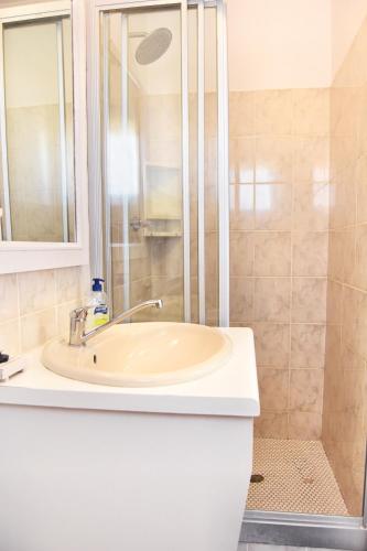 Bilik mandi di Beachfront Selfcatering