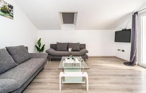 Lovely Apartment In Bibinje With Lake View