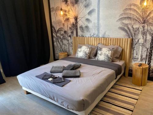 une chambre avec un grand lit avec des serviettes dessus dans l'établissement Charming 2 Bedrooms & 1 sofa bed renovated 3P3, à Cannes