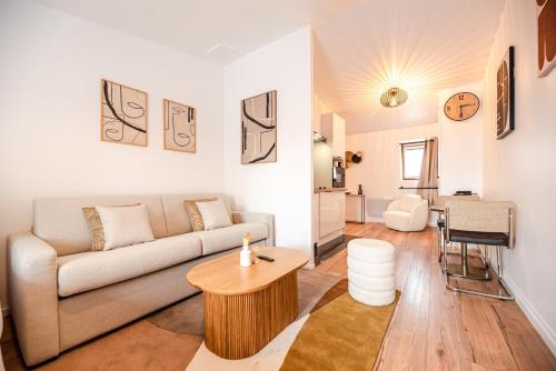 un salon avec un canapé et une table dans l'établissement CIA - Champs Élysées Bright Studio 4P, à Paris