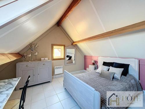 une chambre avec un lit dans un grenier dans l'établissement La Belle Vue du Lac - 3 CH, à Ghyvelde