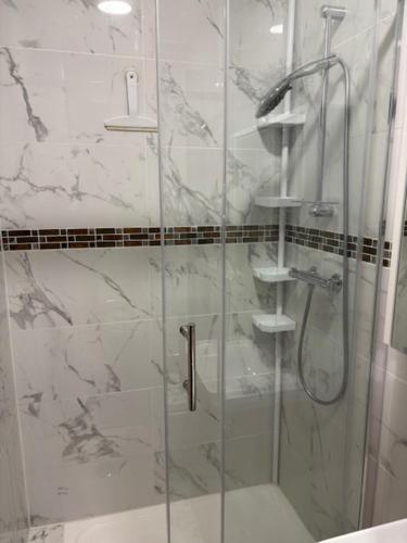 Koupelna v ubytování Studio 1 Avec Terrasse En Face la Gare Enghien Les Bains a 15 Minute De Paris Gare Du Nord et A 10 mn De Stade De France