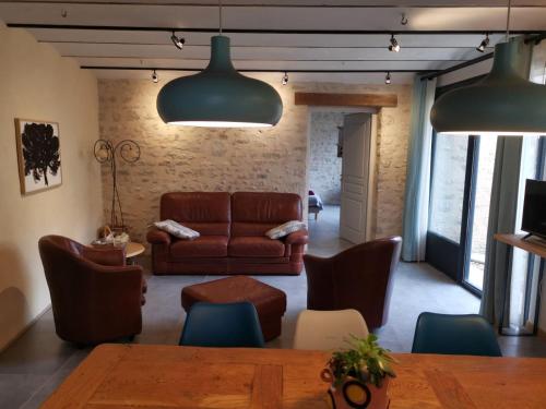 un salon avec un canapé et une table dans l'établissement Gîte des Sources-Rumont, à Rumont