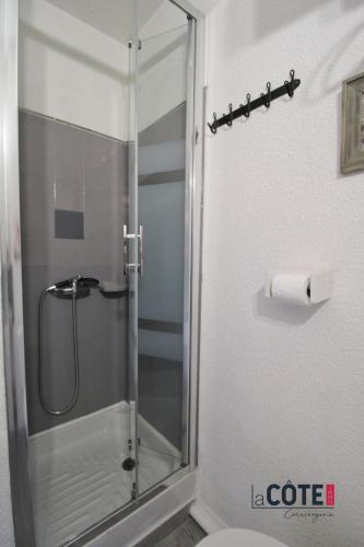 une douche avec une porte vitrée dans une salle de bain dans l'établissement Le Tikao, à Sausset-les-Pins