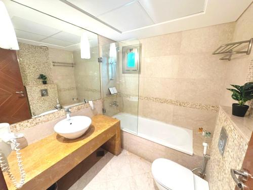 Koupelna v ubytování King Suites Hotel