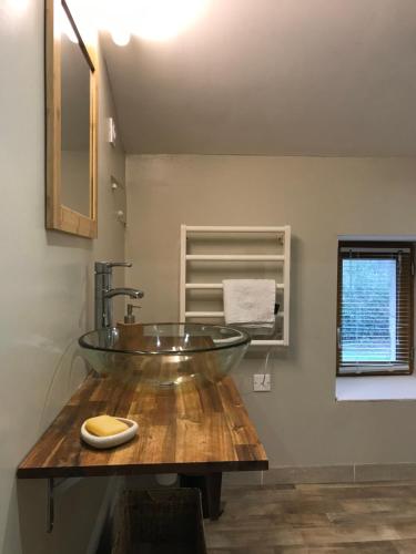 CersayにあるMaison de charme à la campagneのバスルーム(木製カウンターのガラス製の洗面台付)