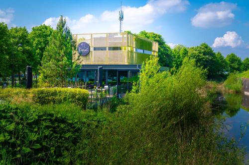 a building next to a body of water at Boutique Hotel Karel de Stoute in Gorinchem