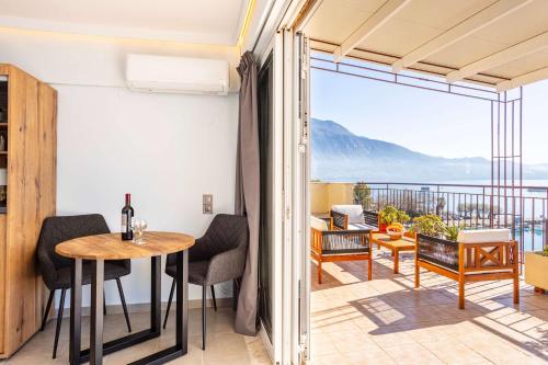 Beachfront Sunny Penthouse - Kalamata SeaBliss
