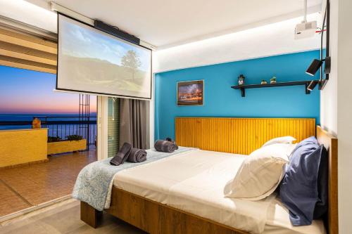 Beachfront Sunny Penthouse - Kalamata SeaBliss
