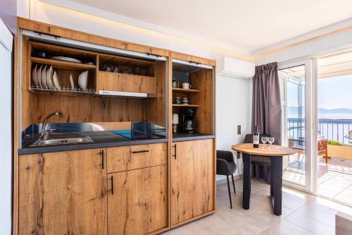 Beachfront Sunny Penthouse - Kalamata SeaBliss