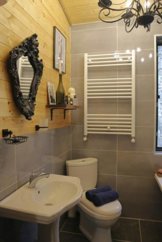 Bilik mandi di Walnut house